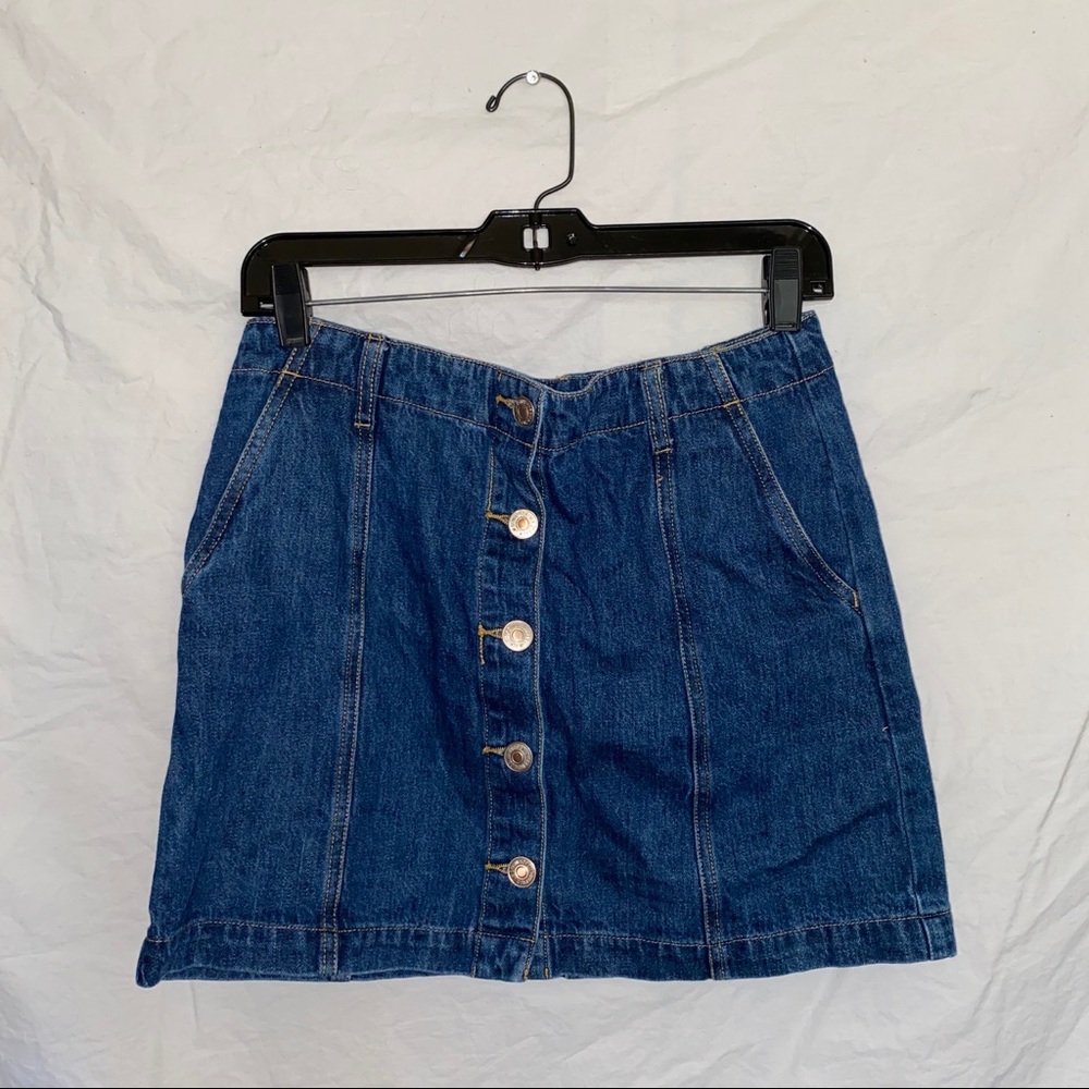 Buttoned skirt